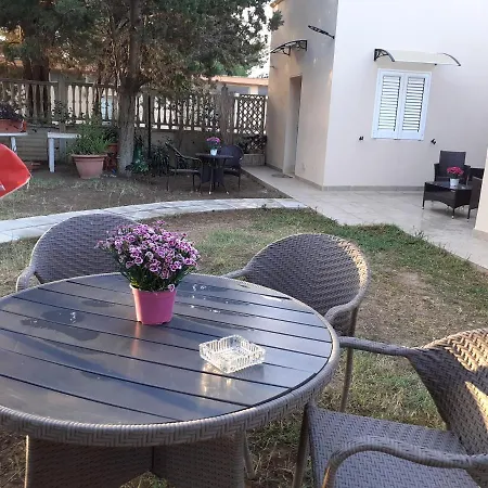 Apartment La *